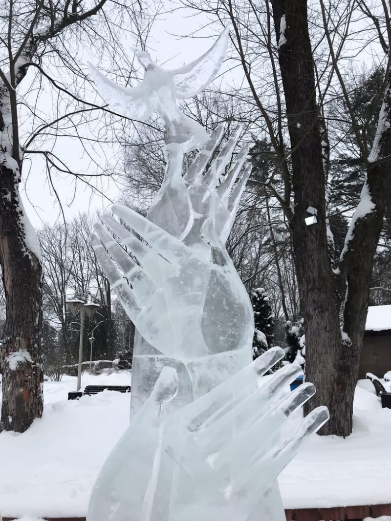 An exhibition of ice and snow sculptures and romantic walks along snowy alleys and through the hot tropics of the greenhouse