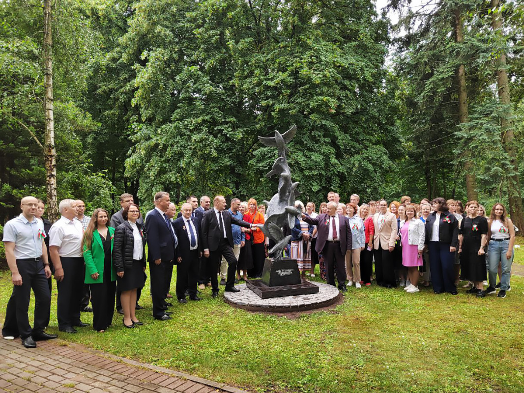 On July 2, the Central Botanical Garden of the National Academy of Sciences of Belarus hosted the grand opening of the memorial sign “Doves of Peace”